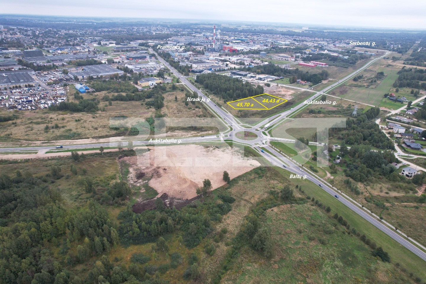 dronas_mano_paslepti_stulpai